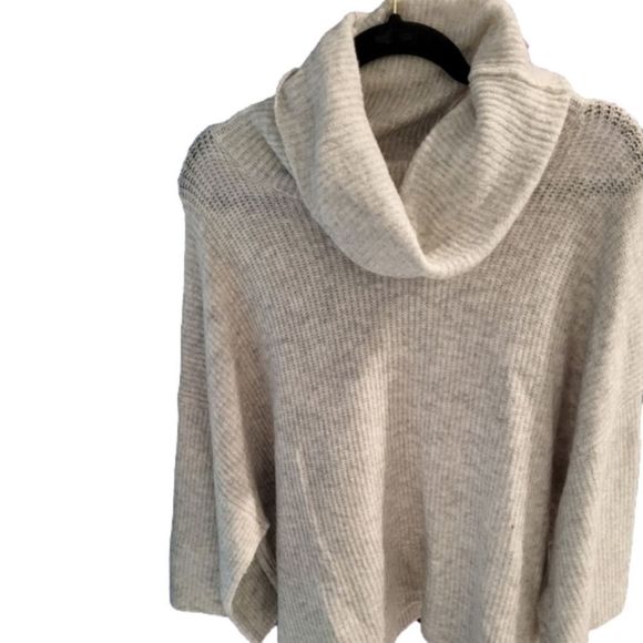Victor Camuto Women's Sweater - Picture 1 of 3